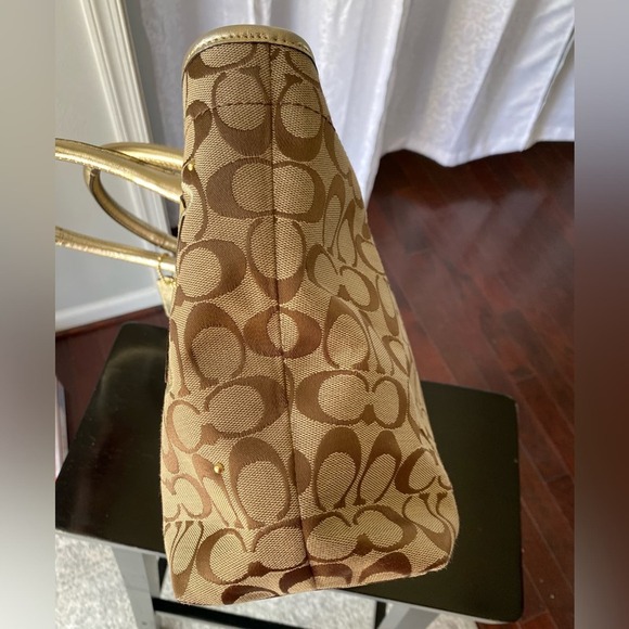 COACH Bleeker tote in signature floral EUC absolutely gorgeous inside and out - Picture 3 of 16